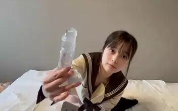 奶水 Lovely Teen Teases Her Puss With a Buzzing