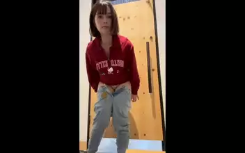 让 Naughty Schoolgirl's Tiny Tits & Epic Blowjob End