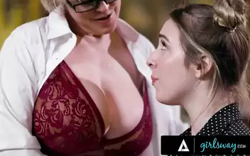 我 日本三级 Hot Japanese Beauty Shows Off Curvy Ass Before