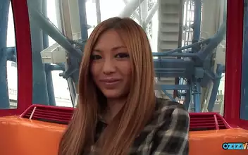 粉嫩 Sultry Japanese Beauty Enchants in Steamy Golden Shower
